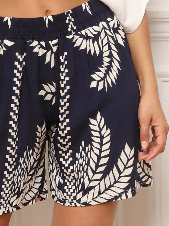 Short fluide bleu marine à imprimé style tropical