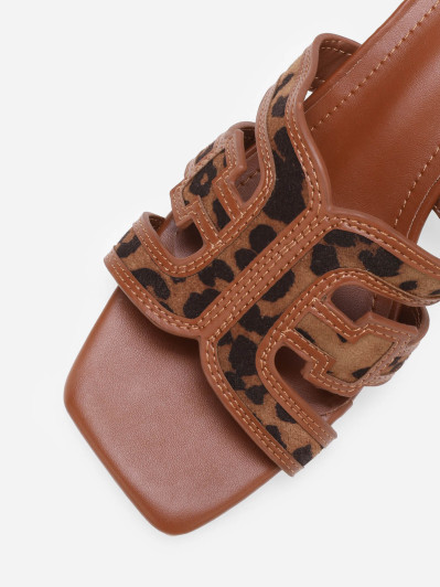 Mules léopard bi-matières avec bride et talon en tissu