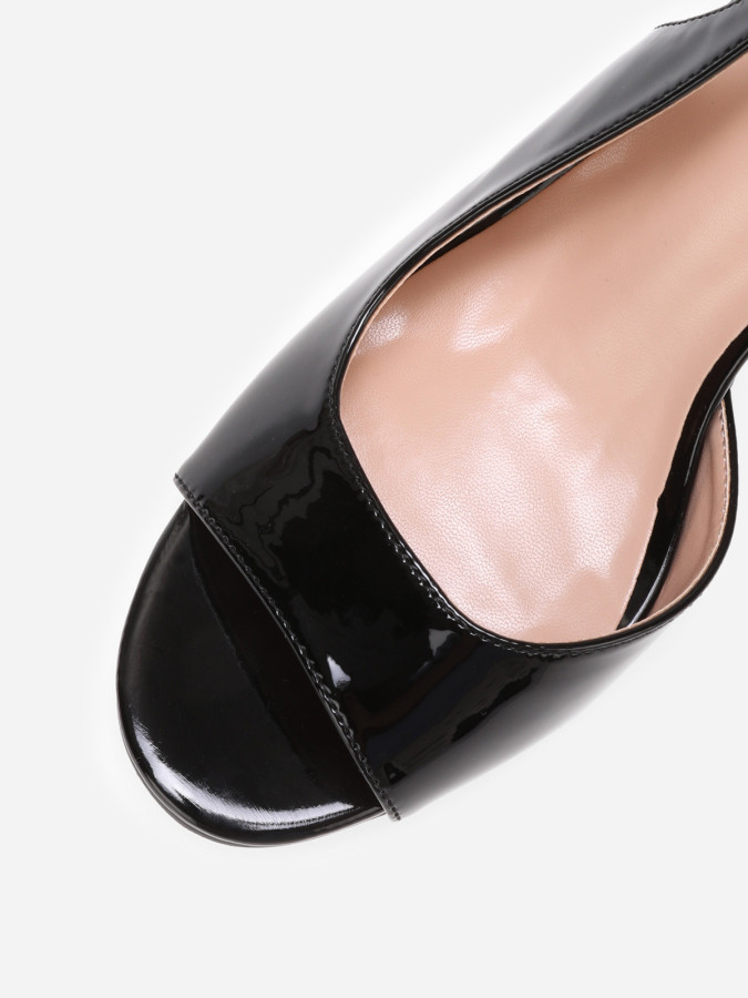 Sandales slingback noires asymétriques et vernies