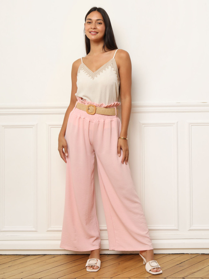 Pantalon fluide rose avec ceinture style raphia