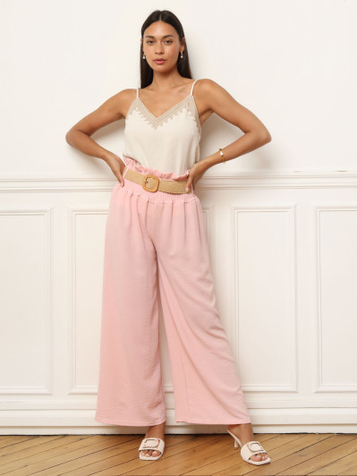 Pantalon fluide rose avec ceinture style raphia