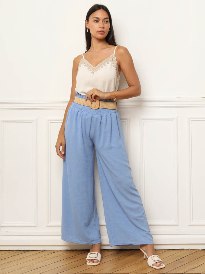 Pantalon fluide bleu clair avec ceinture style raphia