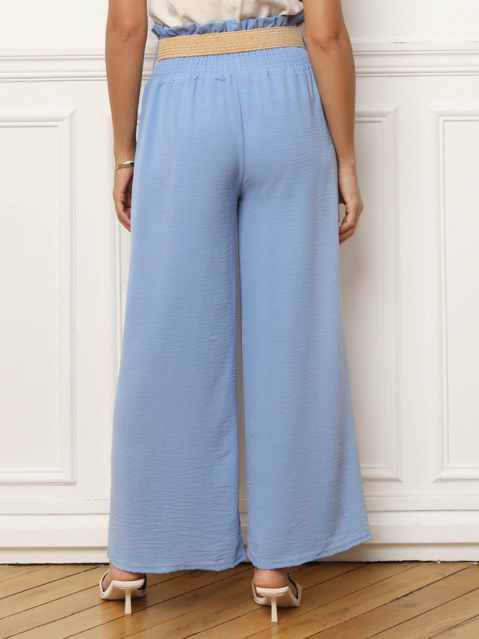 Pantalon fluide bleu clair avec ceinture style raphia