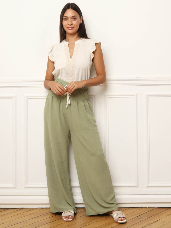 Pantalon fluide vert avec ceinture style raphia