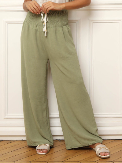 Pantalon fluide vert avec ceinture style raphia
