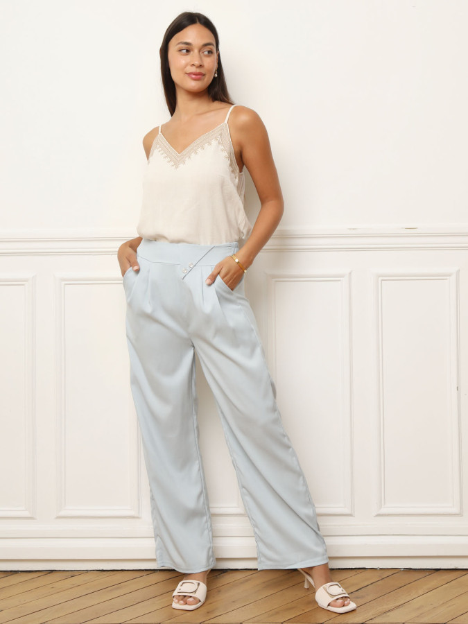 Pantalon de costume bleu à revers asymétrique