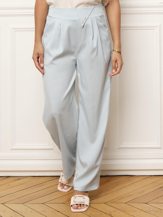 Pantalon de costume bleu à revers asymétrique