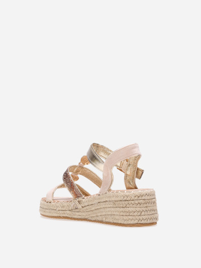 Sandales beiges à brides en suédine et détail métallisé