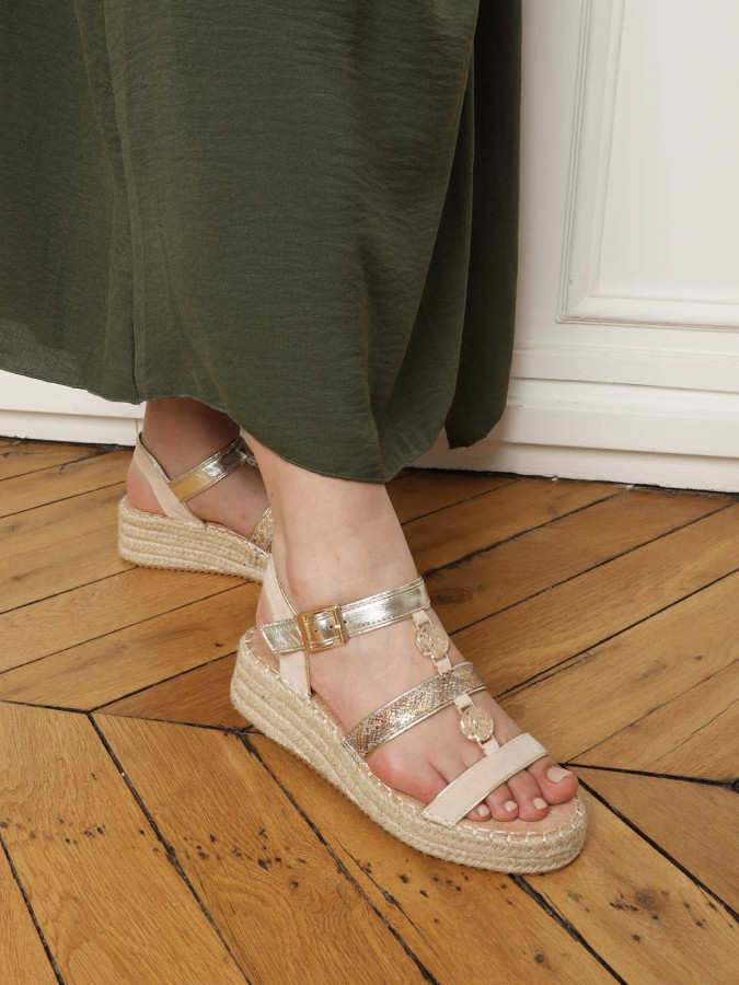 Sandales beiges à brides en suédine et détail métallisé