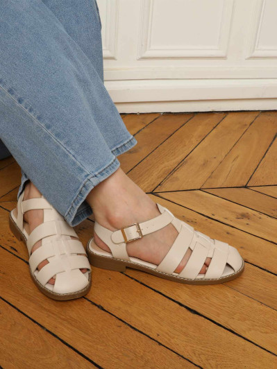 Sandales beiges style méduse à bout fermé et boucle dorée