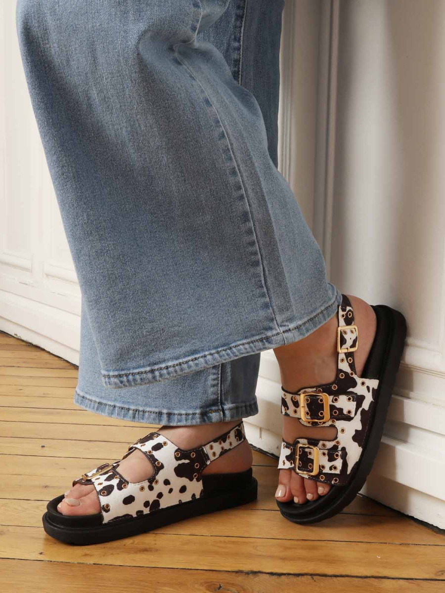 Sandales motif vache à boucles et œillets métalliques