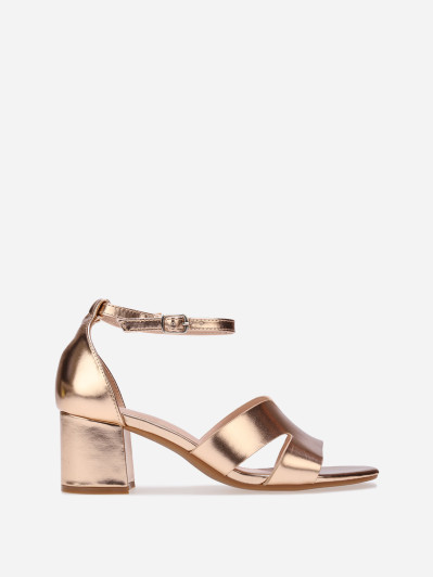 Sandales avec large bride ajourée