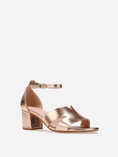 Sandales avec large bride ajourée