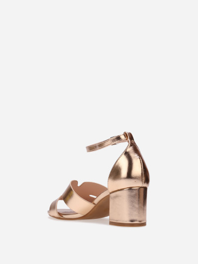 Sandales avec large bride ajourée