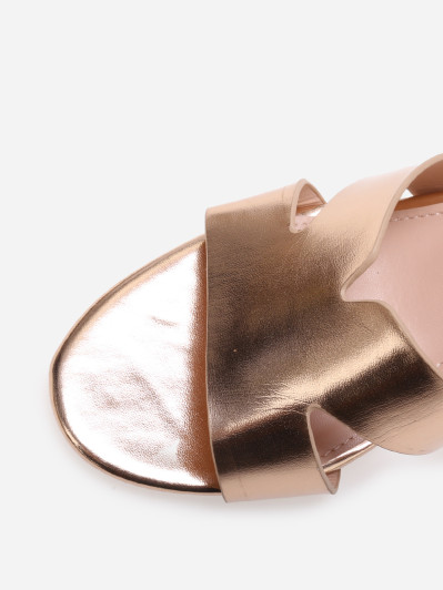 Sandales avec large bride ajourée