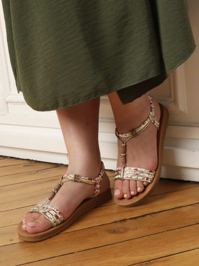 Sandales blanches à brides en tissu fleuri et bijoux effet bois