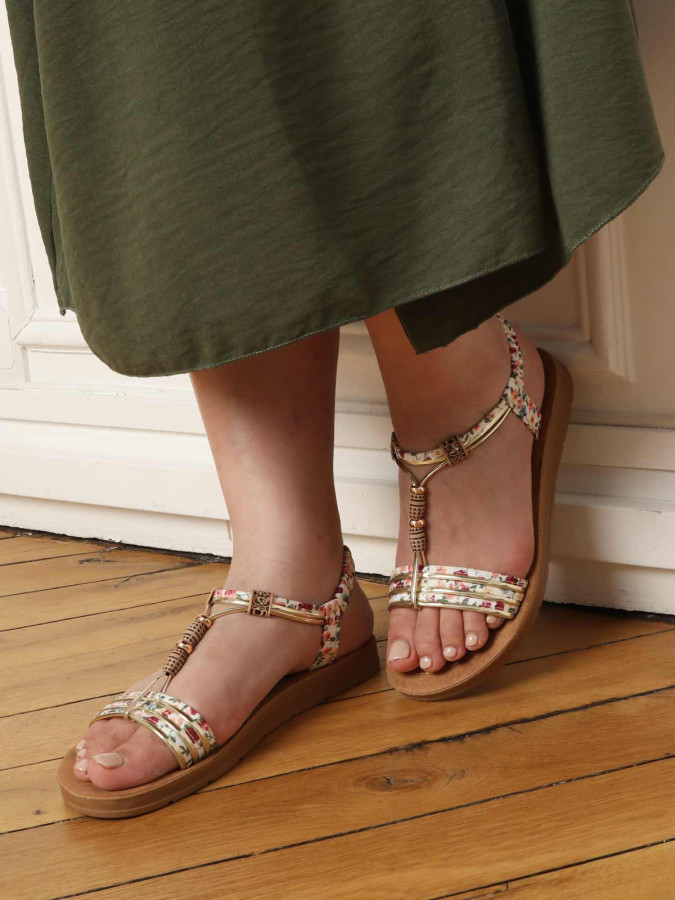 Sandales blanches à brides en tissu fleuri et bijoux effet bois