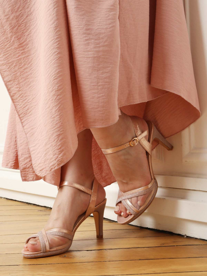 Sandales dorées rose à paillettes et brides croisées en résille