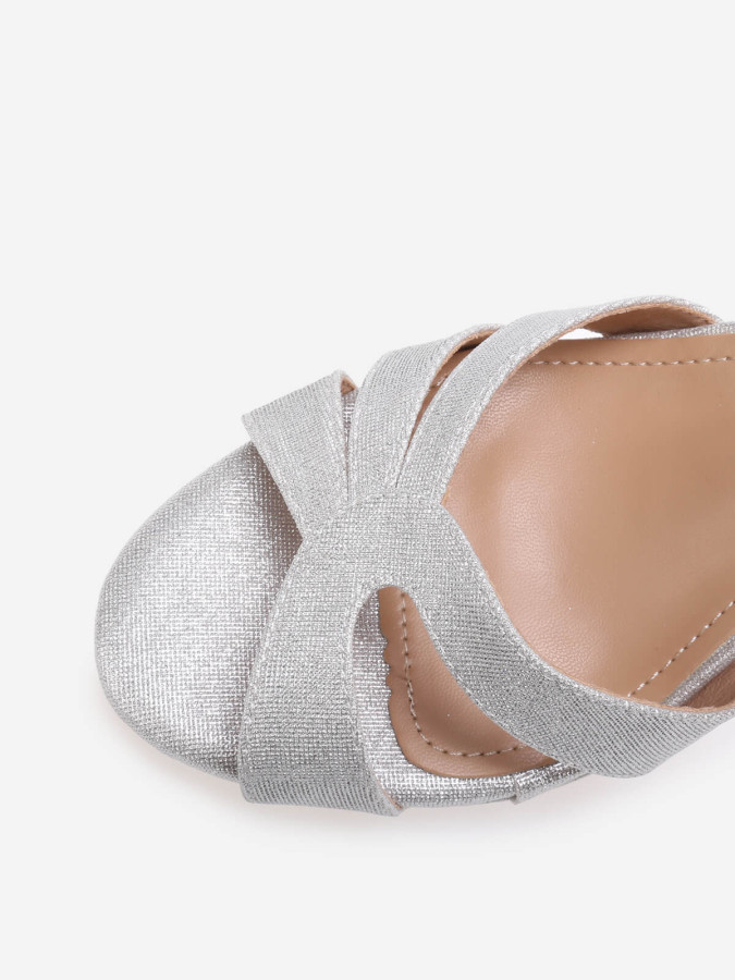 Sandales argentées pailletées à brides asymétriques