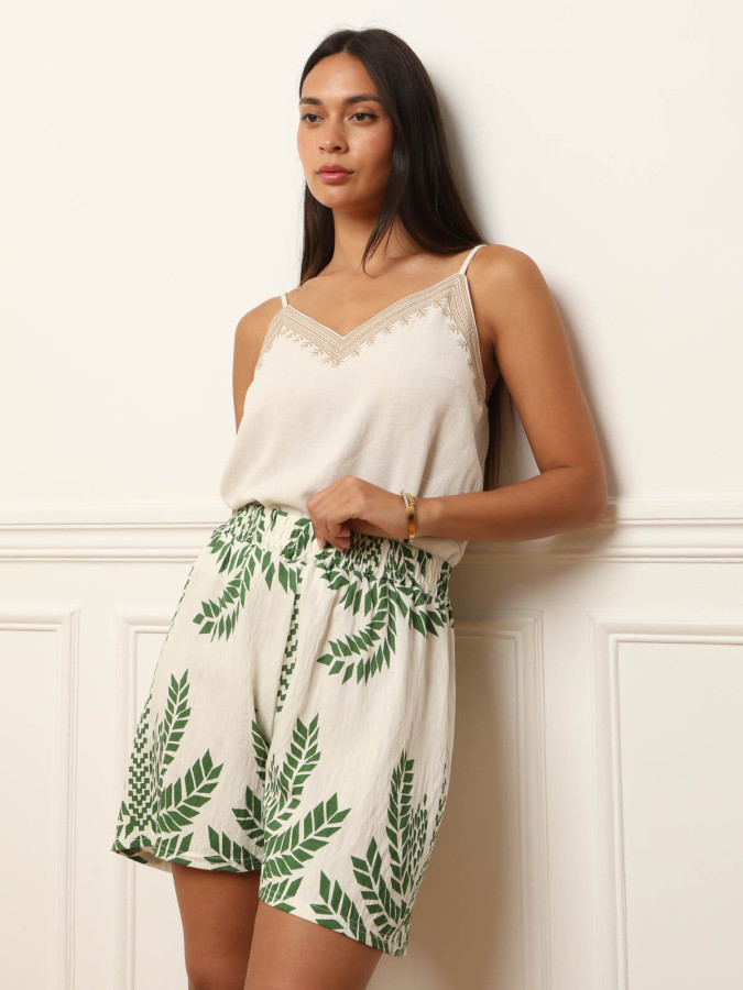 Short fluide beige à imprimé style tropical