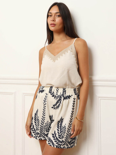 Short fluide blanc à imprimé style tropical