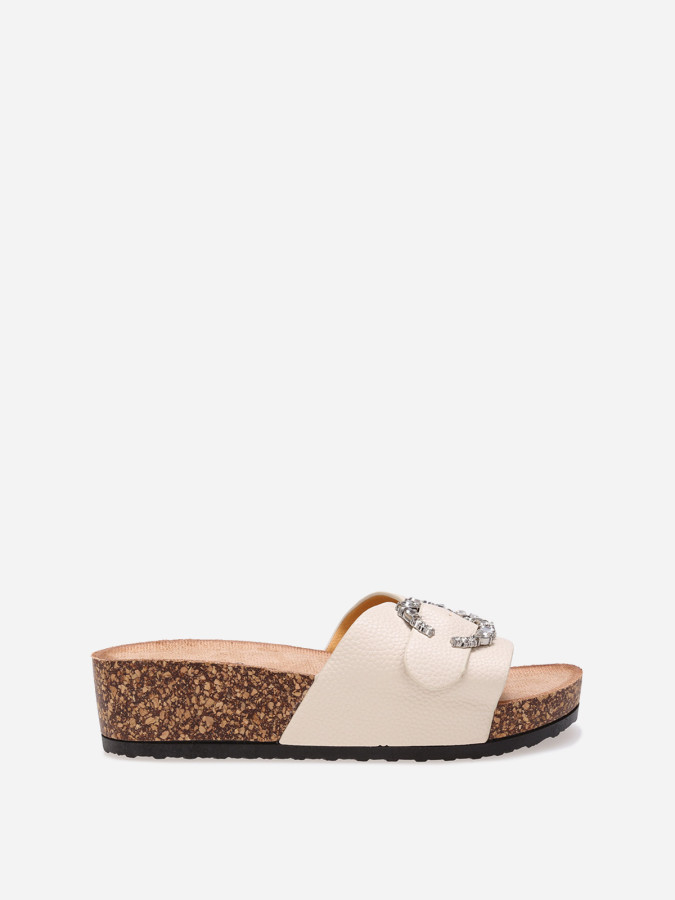 Mules compensées beiges avec boucle à strass