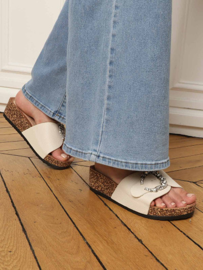 Mules compensées beiges avec boucle à strass
