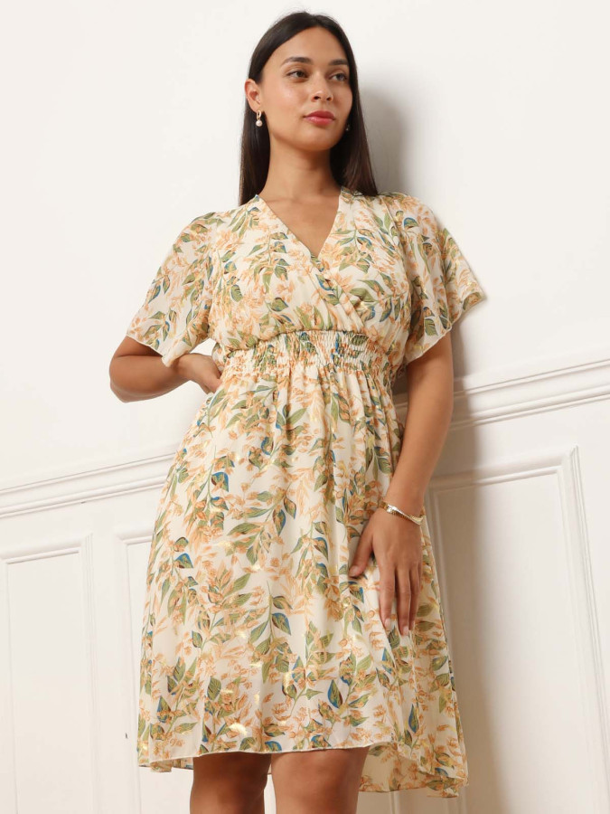 Robe blanche cache-cœur à motifs feuilles et détails dorés