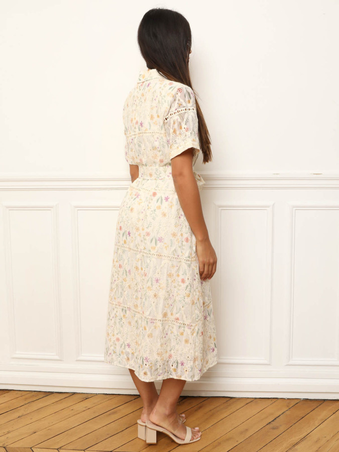Robe chemise beige à fleurs et broderies