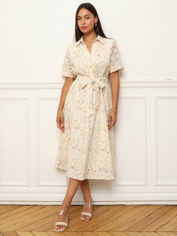 Robe chemise beige à fleurs et broderies