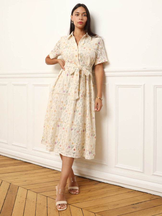 Robe chemise beige à fleurs et broderies