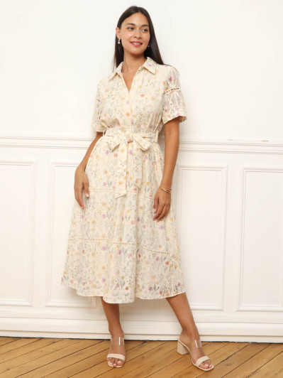 Robe chemise beige à fleurs et broderies