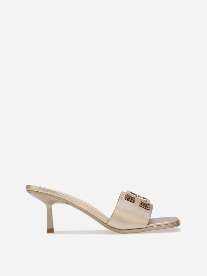 Mules dorées à talon et détail en D métallisé