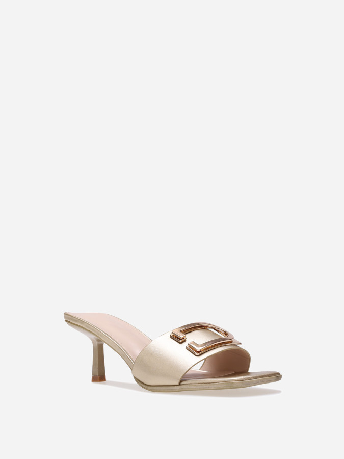Mules dorées à talon et détail en D métallisé
