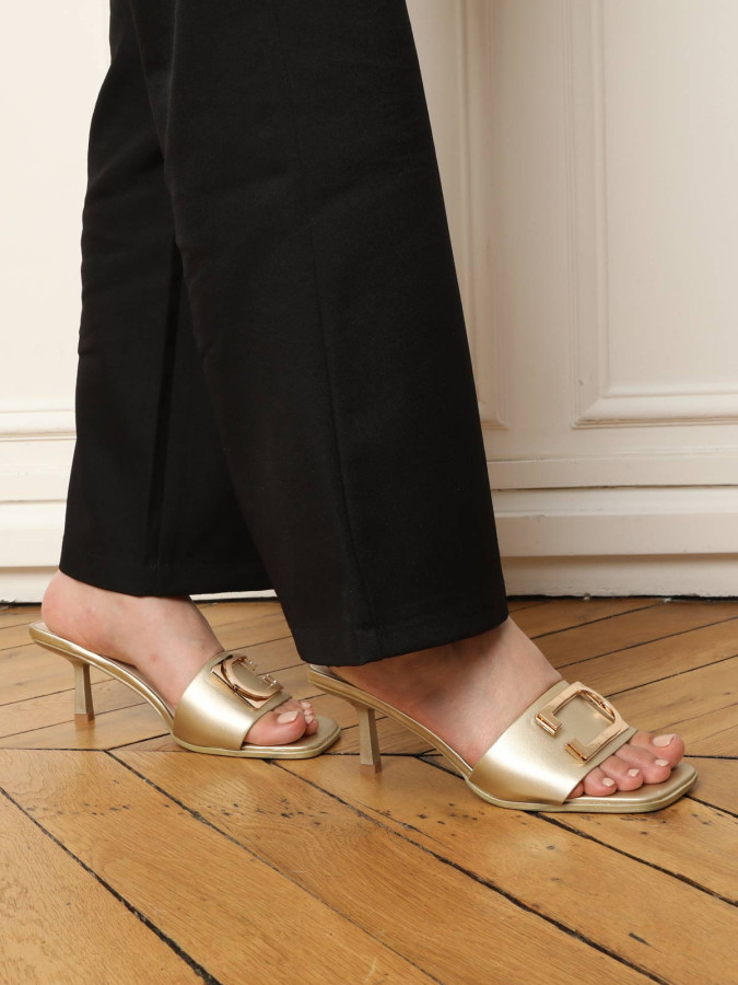 Mules dorées à talon et détail en D métallisé