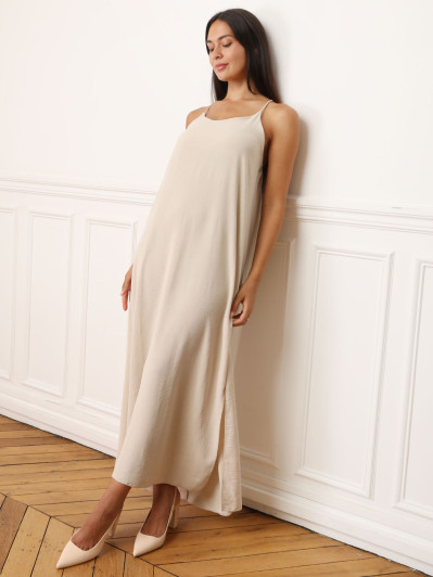 Robe beige à bretelles fendue sur les côtés