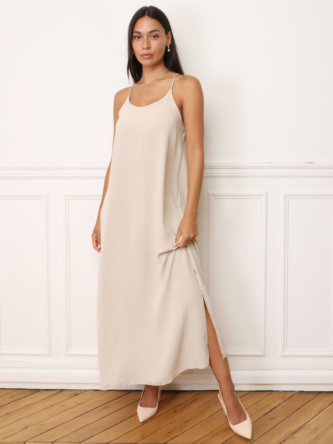 Robe beige à bretelles fendue sur les côtés