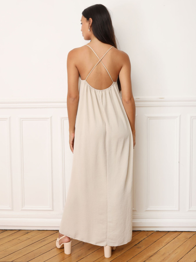 Robe beige à bretelles fendue sur les côtés