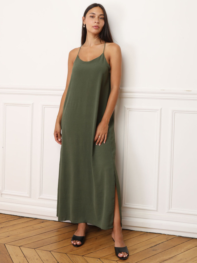 Robe kaki à bretelles fendue sur les côtés