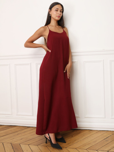 Robe bordeaux à bretelles fendue sur les côtés