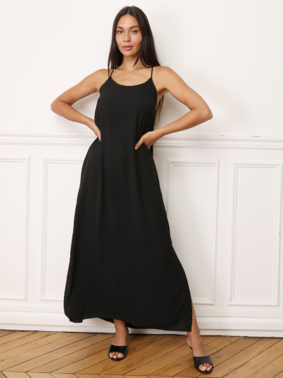 Robe noire à bretelles fendue sur les côtés