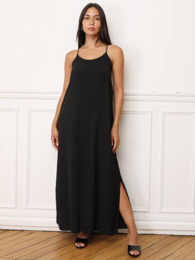Robe noire à bretelles fendue sur les côtés