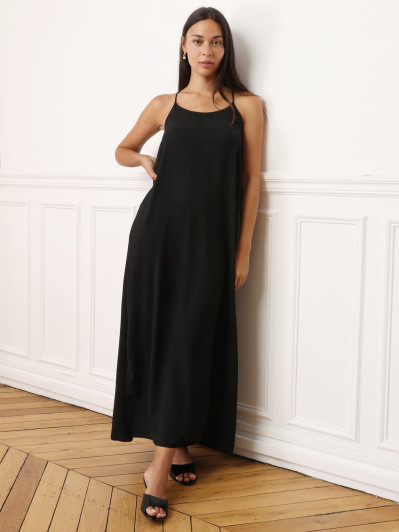 Robe noire à bretelles fendue sur les côtés