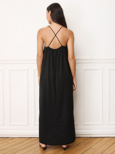 Robe noire à bretelles fendue sur les côtés