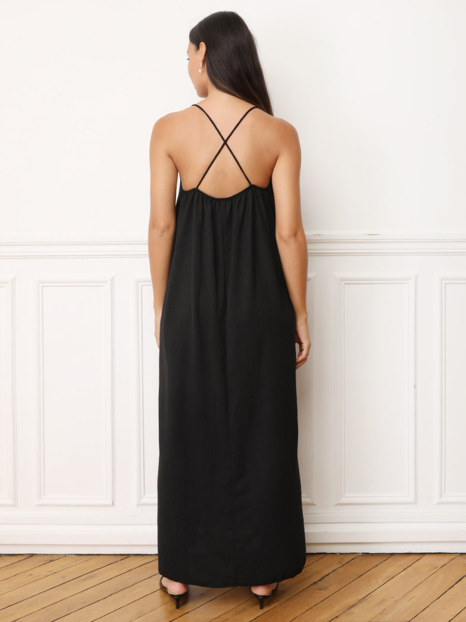 Robe noire à bretelles fendue sur les côtés