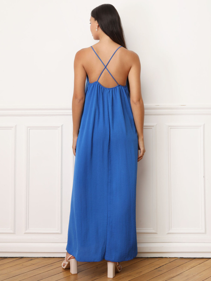 Robe bleue à bretelles fendue sur les côtés
