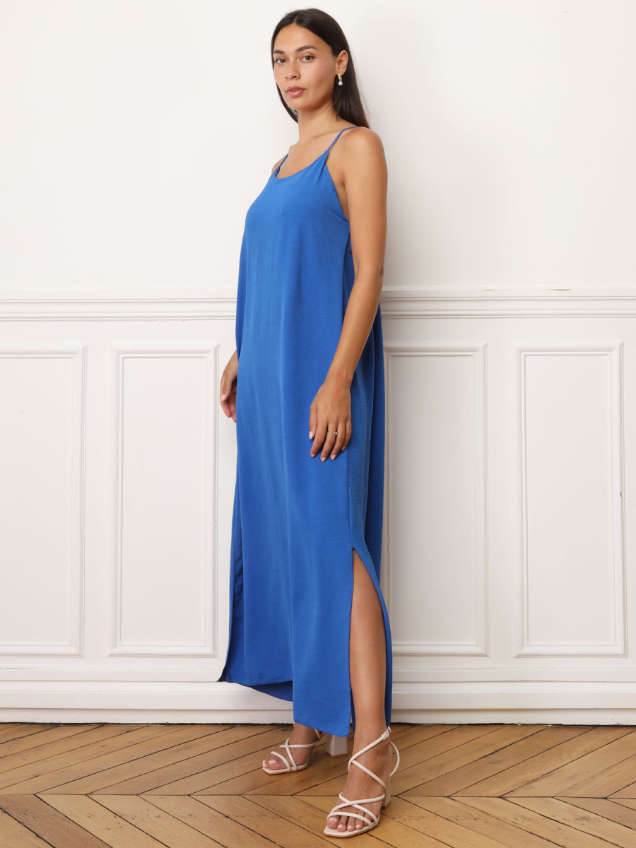 Robe bleue à bretelles fendue sur les côtés