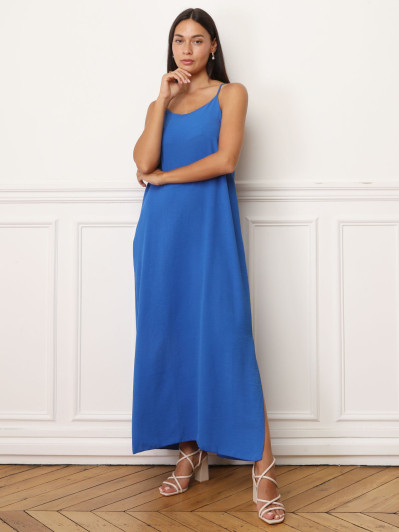 Robe bleue à bretelles fendue sur les côtés