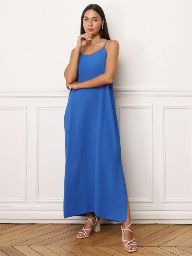 Robe bleue à bretelles fendue sur les côtés