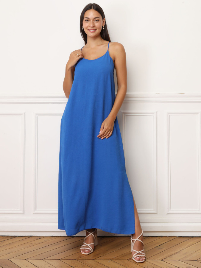 Robe bleue à bretelles fendue sur les côtés
